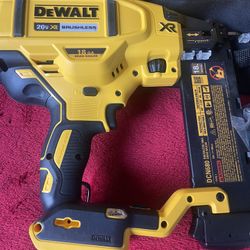 Dewalt 20v 18ga Brad Nailer Gun Kit 
