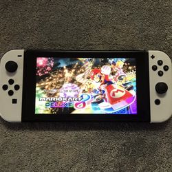 NINTENDO SWITCH V2 with 512GB and Over 7000 GAMES