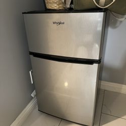 Whirlpool mini Fridge 