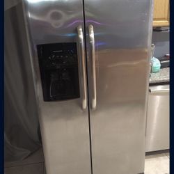 Fridgidaire Fridge With Water/ice Disposal