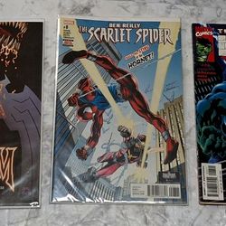 MARVEL COMICS BUNDLE - VENOM, SCARLET SPIDER, AND HULK 