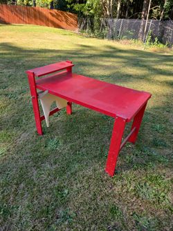 Kids art table , located in graham wa 98338