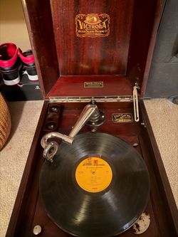 1913 “talking machine” record and player (no electricity !)