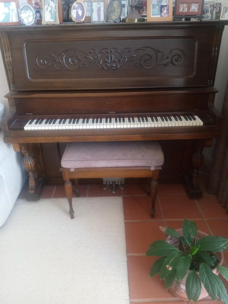 Howard Upright piano