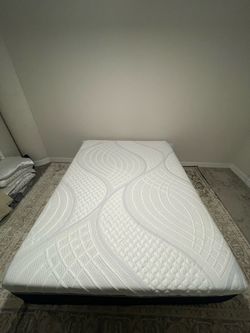 MOVING SALE – QUEEN Novaform 14” Gel Memory Foam Mattress
