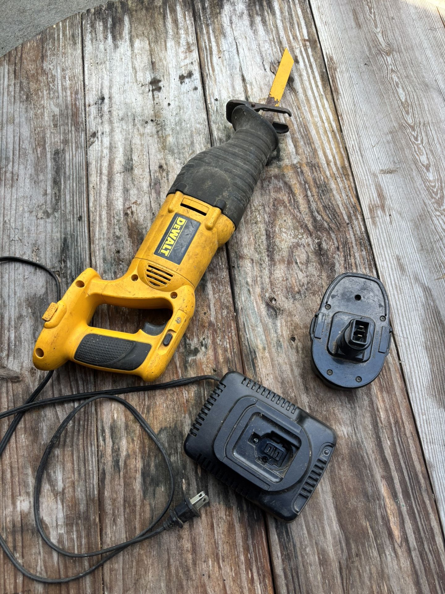 Dewalt DW938 18-Volt Cordless Drill. With One Battery and Charger -tested-