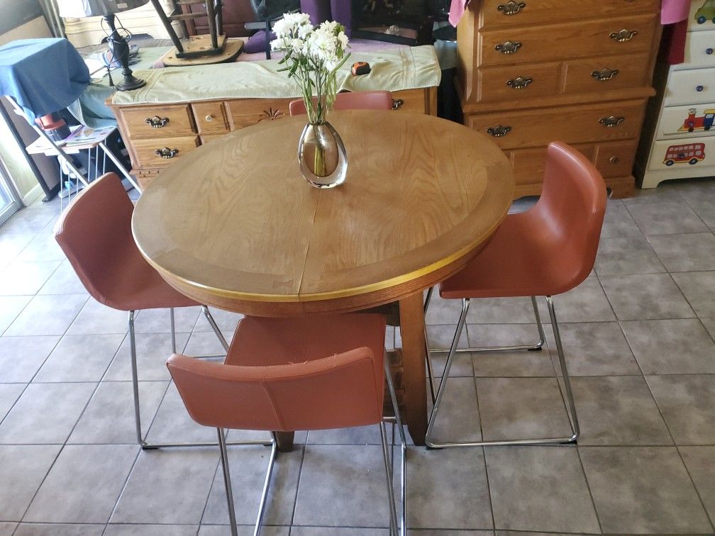 Se Vende Comedor  Redondo  de 4 Sillas  26 Pulgadas De Altura  Mesa De 42 × 42× 36 De altura  $ 125 