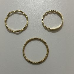 SET OF 3 DIFFERENT GOLD RINGS