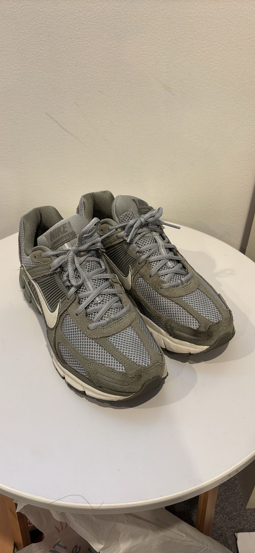 Nike Vomero 5 size 9