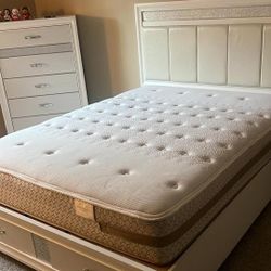 Bedroom set for sale. Ask for price. 