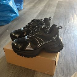 Womanās Shoes