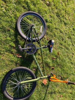 Brakeless bmx for bar spins and tial whips