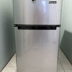 Magic  Chef compact refrigerator 3.1 Cu. Ft.