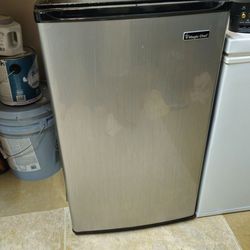 Magic chef mini fridge