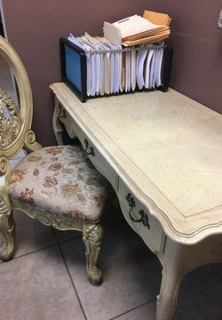 Desk set Luxury nice design. Moving must go now. $250