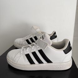 Adidas Grand Court 2.0– Excellent Condition – Kids Size