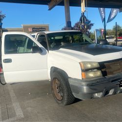 3,000 OBO it’s A Good Truck , Chevy Avalanche (runs Good) 