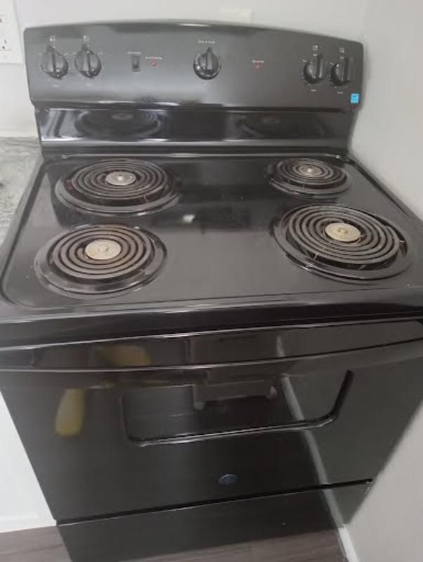 New In Box GE 30 in 4 Burner Free Standing Electric Range in Black