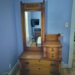 Dresser With Mirror 
