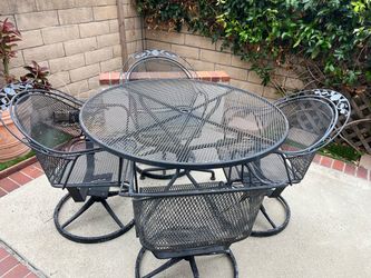 Patio Table 4 swivel chairs