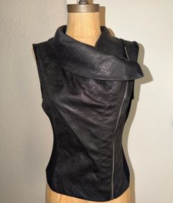 Two by Vince Camuto sleeveless textured moto vest XS