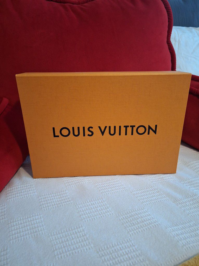 LOUIS VUITTON LV, Gift Box, Magnetic Empty Large Box, 13x10x5 for Sale in  Beverly Hills, CA - OfferUp