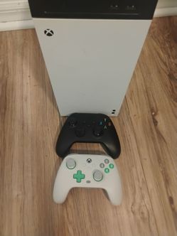 Xbox series x pristine condition / 2 controllers/ cooling fan included.