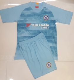 Uniformes completos de alta calidad con número y calcetas.
