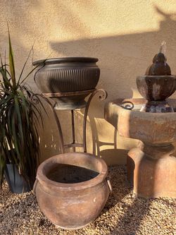 2 beautiful pots with iron stand one pot it’s resin and the other one it’s cement