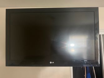 LG tv 37in with wall mount