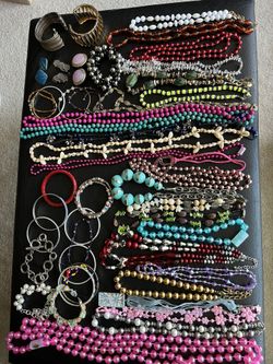 VINTAGE BEADED NECKLACE, EARRINGS AND BRACELET LOT 