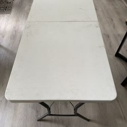 Folding table