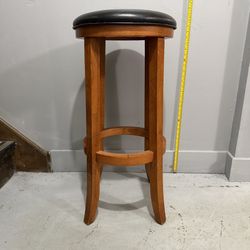 4 Black Cover Stools With Wood /4 Bancos De Madera Con Funda Negra