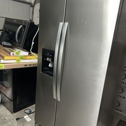 Whirlpool 24.6-cu ft Side-by-Side Refrigerator/Fridge
