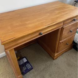 Solid wood desk-Vignettes