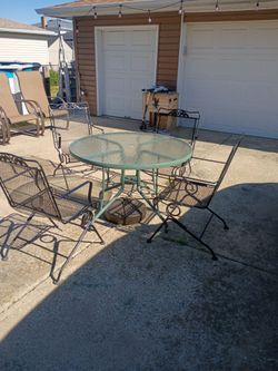 Table with four chairs Roth iron chairs $150