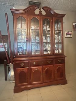 WOOD ANTIQUE CHINA CABINET - GOOD CONDITIONS - $650 OR BEST OFFER