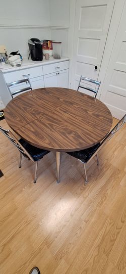 KITCHEN TABLE AND 5 CHAIRS