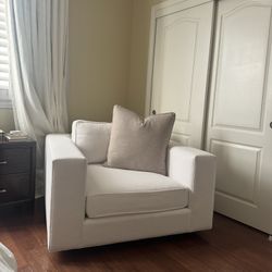 RH Chair (White) 