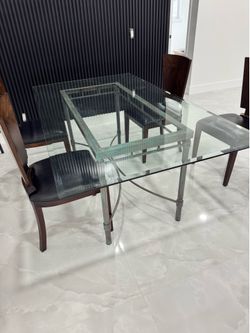 Beautiful glass table plus 4 chairs
