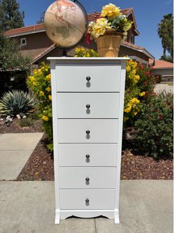 White 6 Drawer Dresser Chest of Drawers Furniture Great Condition