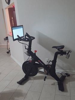 Peloton Bike with Touchscreen – Great Condition