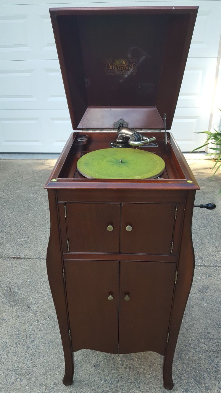 1917 Antique Victrola Phonograph Record Player