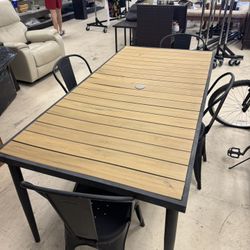 Patio Table With 4 Metal Chairs - Excellent Condition 