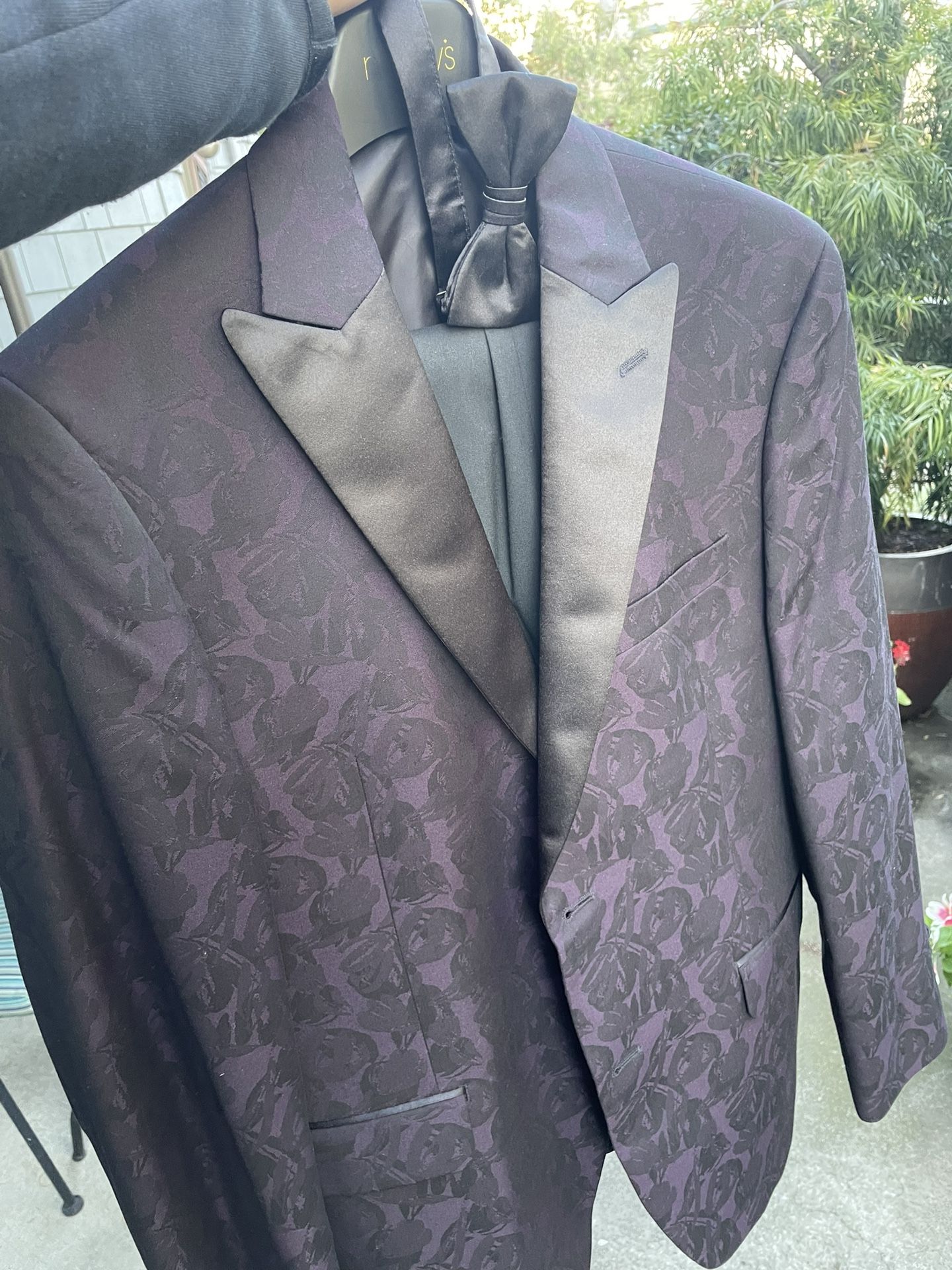 Elegant floral pattern with satin lapels. Includes matching bow tie. Size 40s pants 30/32
