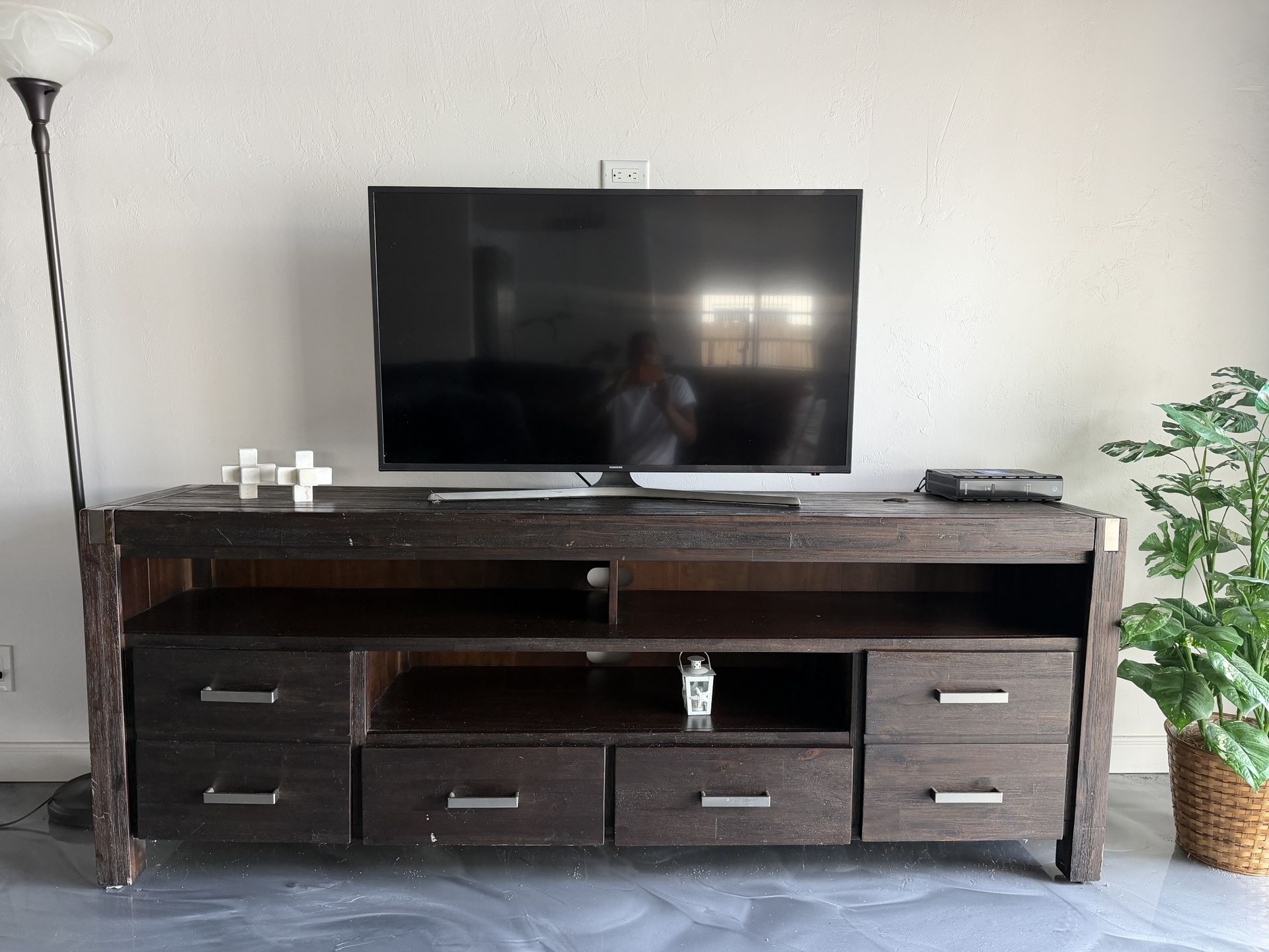 Entertainment center