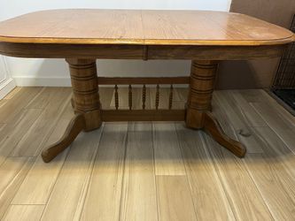 Solid wood table with 2 leaves (5th w/o leaves to 8ft with leaves)