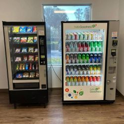 VENDING MACHINE WITH CREDIT CARD READER 