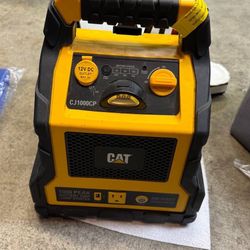 CAT CJ1000CP 1000 Peak Amp Jump Starter & Power Station