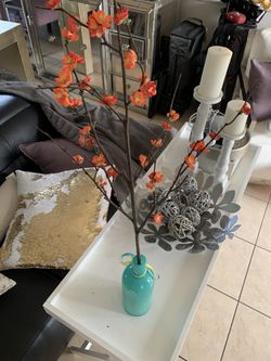 Teal vase w flowers